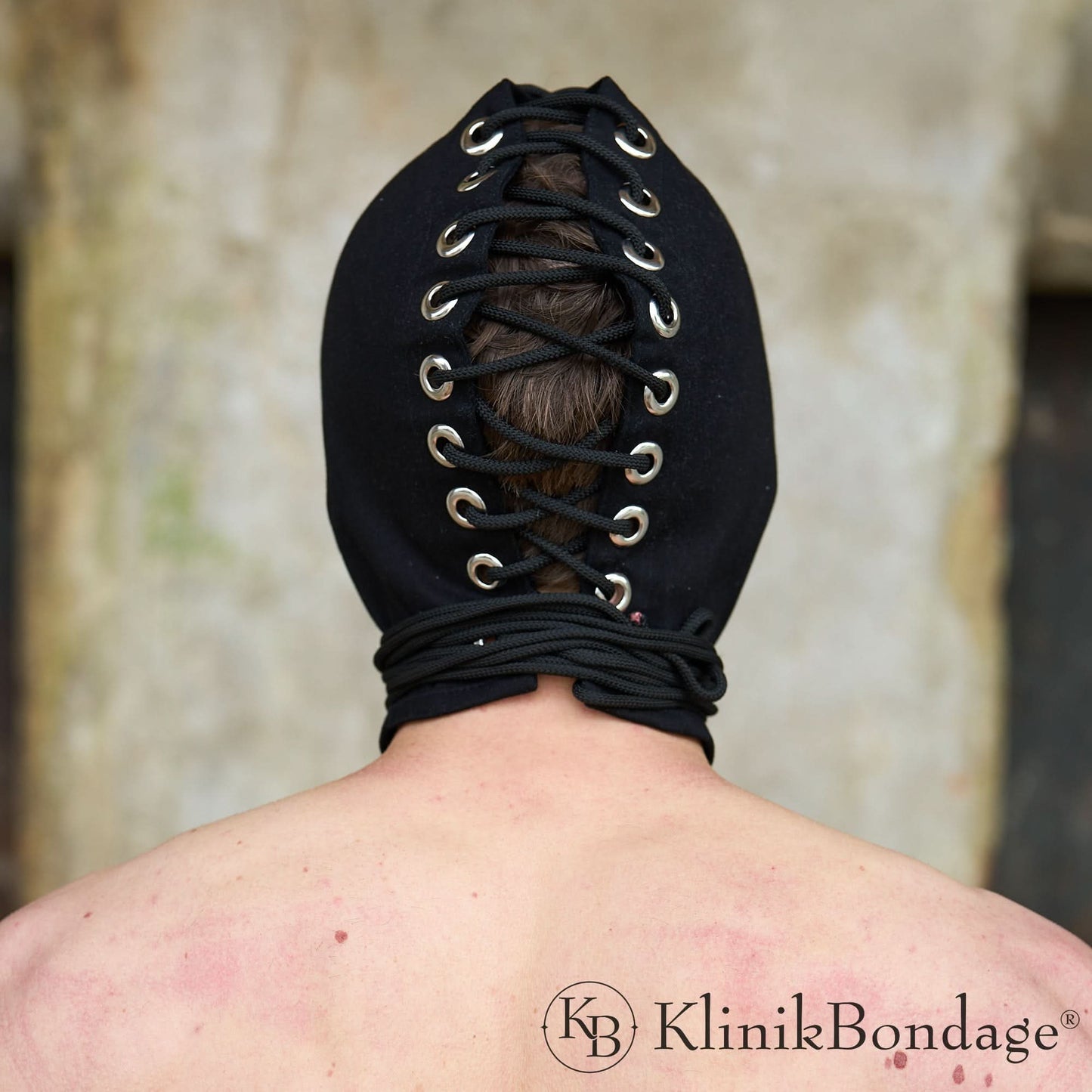 BDSM Maske mit Mundöffnung in Schwarz aus weichem Material für intensive, kontrollierte und sinnliche Rollenspiele.