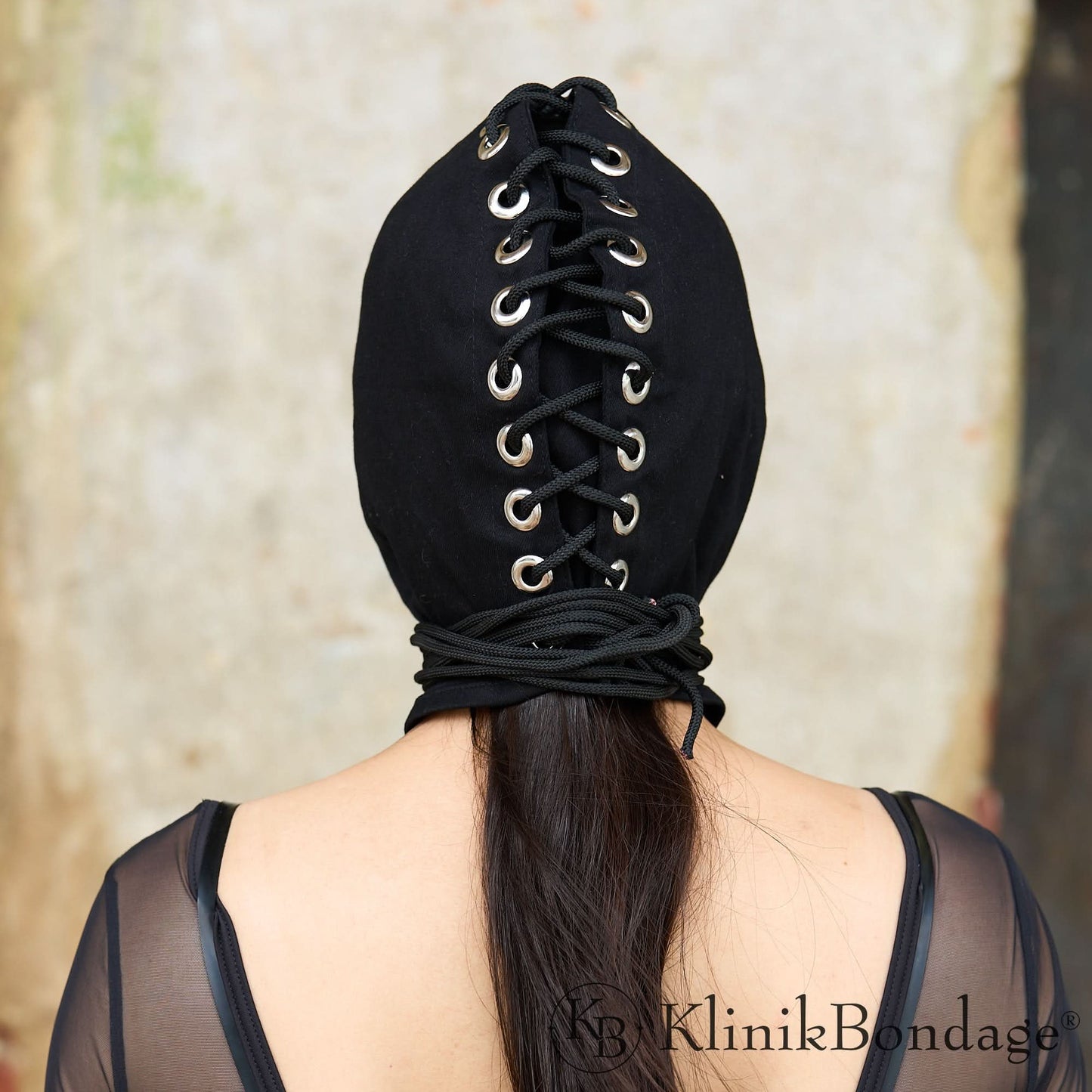 Schwarze Bondage Maske ohne Mundöffnung für stilvolle Verhüllung und maximale Kontrolle bei sinnlichen BDSM-Spielen.