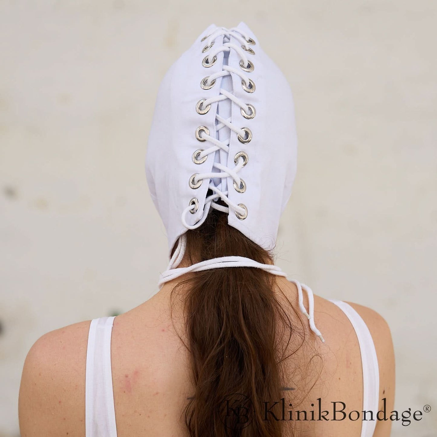 Weiße Bondage Maske ohne Mundöffnung für intensive BDSM-Erlebnisse mit völliger Dunkelheit und sensorischer Fokussierung.