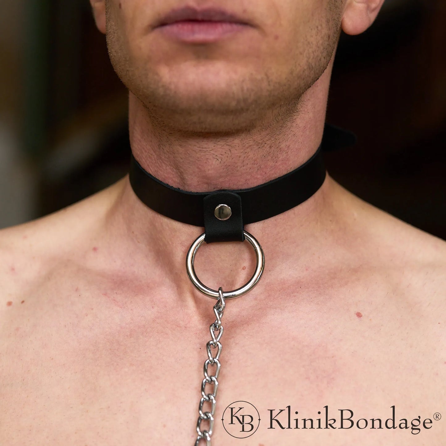 Kinky Party Outfit für Männer mit Lederhalsband und Ketten – verstellbar, körperbetont und ideal für selbstbewusste Looks bei Fetisch-Events und Partys