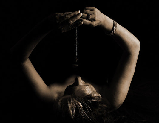 erotische Hypnose, nackte Frau mit Pendel