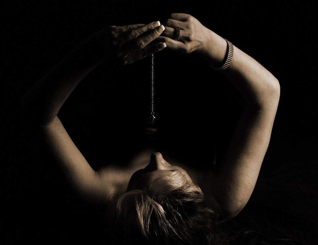 erotische Hypnose, nackte Frau mit Pendel