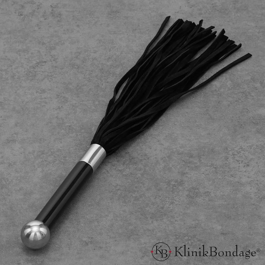 Kompakter BDSM Flogger mit Echtleder-Striemen und edlem Acrylgriff für präzises Spanking