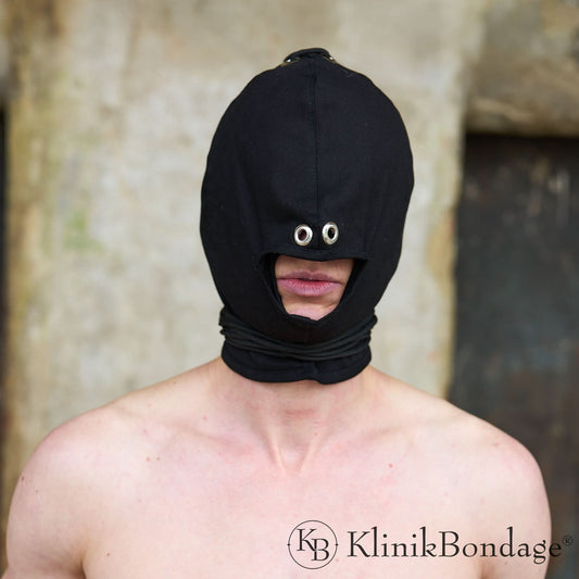 BDSM Maske mit Mundöffnung in Schwarz aus weichem Material für intensive, kontrollierte und sinnliche Rollenspiele.