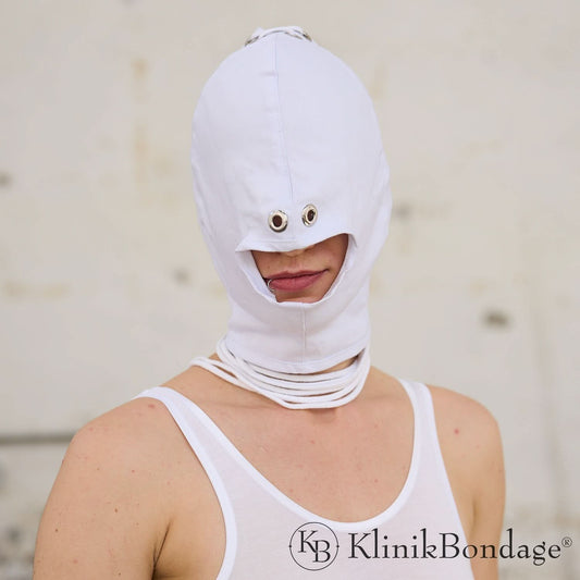 Weiße BDSM Maske mit Mundöffnung aus weichem Material für sinnliche Kontrolle, Hingabe und intensive Rollenspiele.