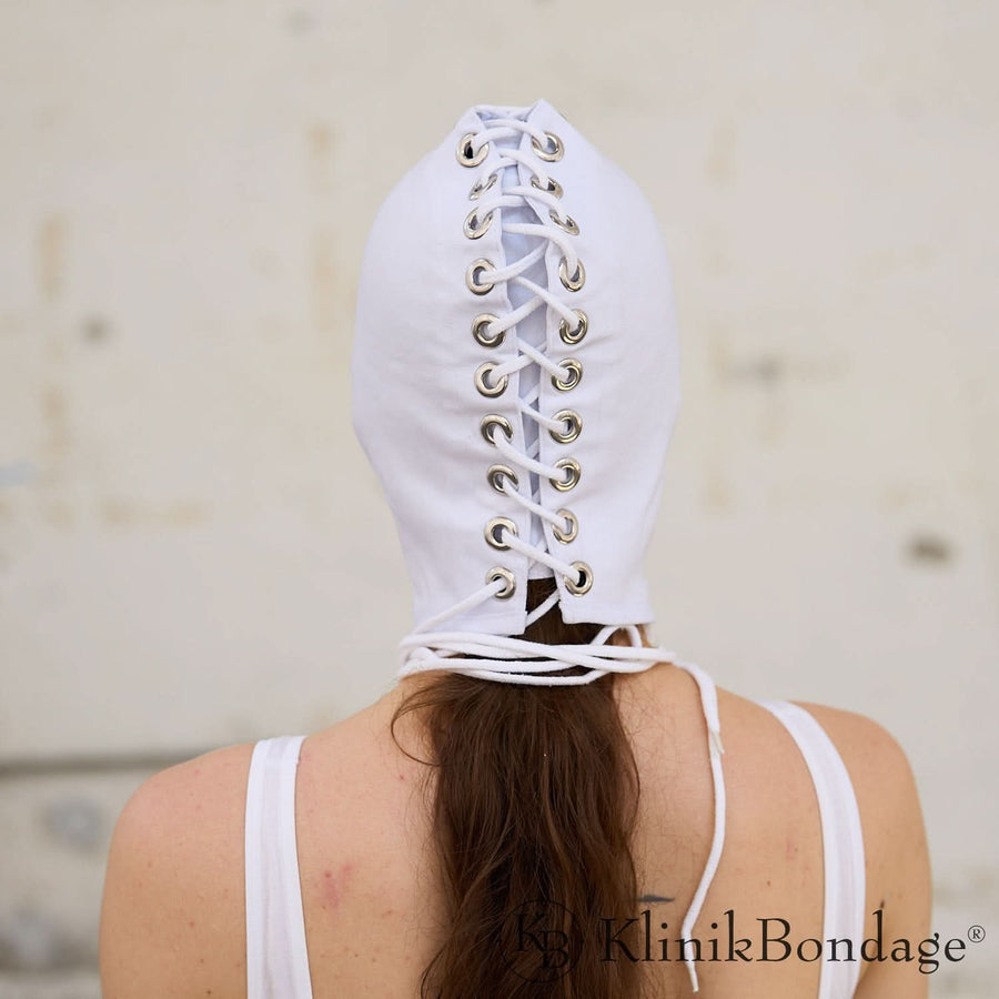 Weiße BDSM Maske mit Mundöffnung aus weichem Material für sinnliche Kontrolle, Hingabe und intensive Rollenspiele.