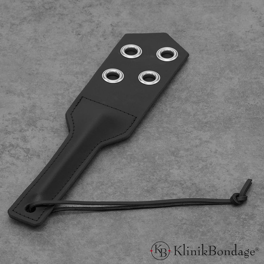 BDSM Paddel aus schwarzem Echtleder für präzise Schläge und stilvolle Dominanz