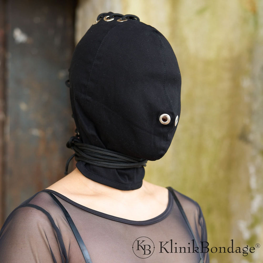 Schwarze Bondage Maske ohne Mundöffnung für stilvolle Verhüllung und maximale Kontrolle bei sinnlichen BDSM-Spielen.