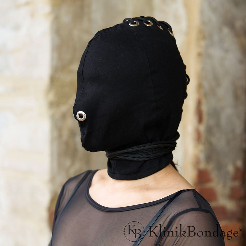 Schwarze Bondage Maske ohne Mundöffnung für stilvolle Verhüllung und maximale Kontrolle bei sinnlichen BDSM-Spielen.