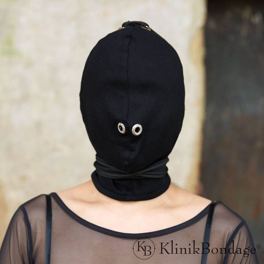 Schwarze Bondage Maske ohne Mundöffnung für stilvolle Verhüllung und maximale Kontrolle bei sinnlichen BDSM-Spielen.