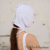 Weiße Bondage Maske ohne Mundöffnung für intensive BDSM-Erlebnisse mit völliger Dunkelheit und sensorischer Fokussierung.