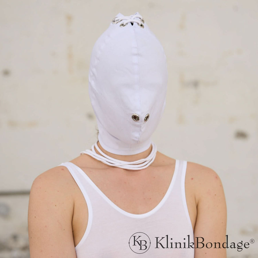 Weiße Bondage Maske ohne Mundöffnung für intensive BDSM-Erlebnisse mit völliger Dunkelheit und sensorischer Fokussierung.