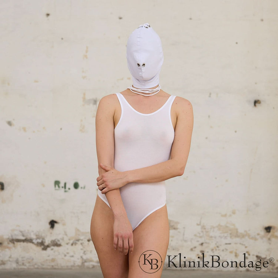 Weiße Bondage Maske ohne Mundöffnung für intensive BDSM-Erlebnisse mit völliger Dunkelheit und sensorischer Fokussierung.
