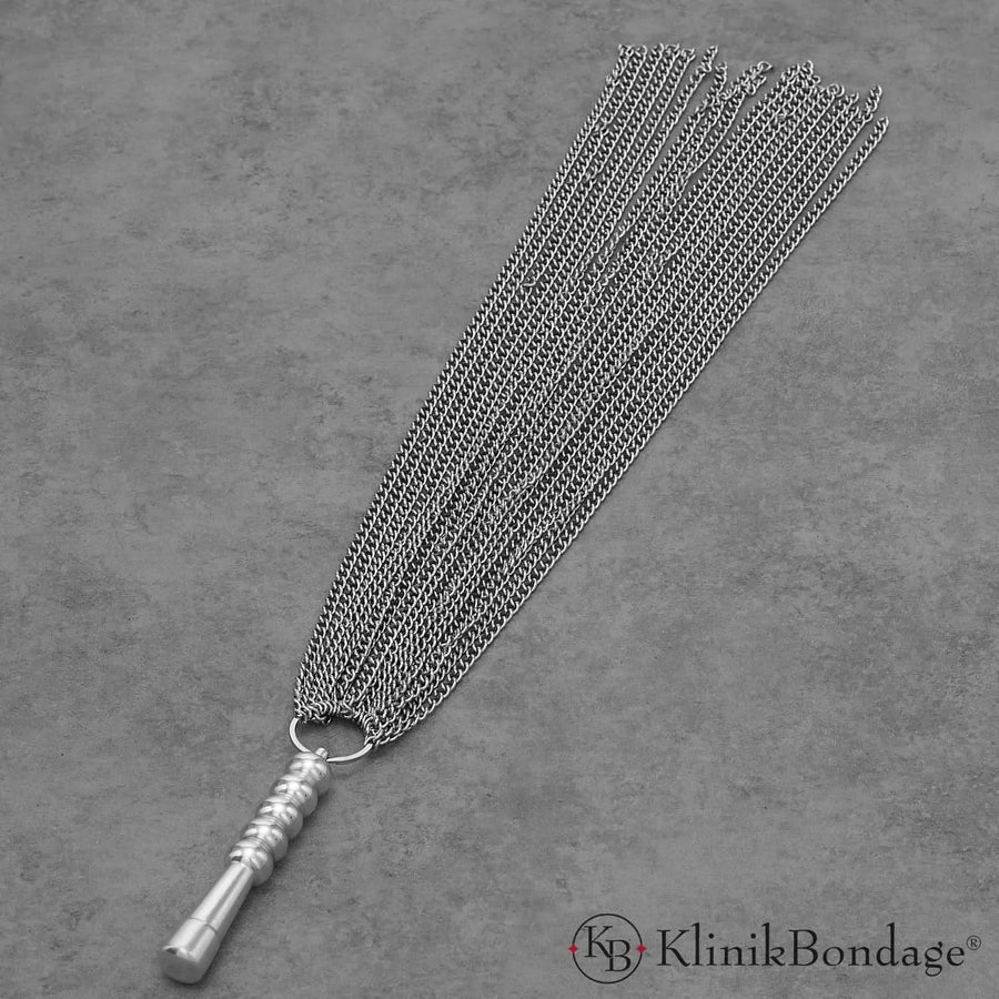 Chain Flogger mit Kettensträngen für intensive Spanking-Reize im BDSM-Bereich