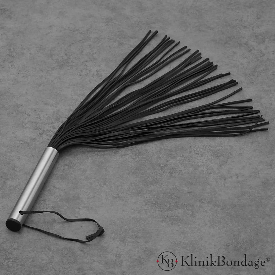 Flogger mit Aluminiumgriff und gehärteten Ledersträngen für kraftvolle Schläge und präzise Kontrolle