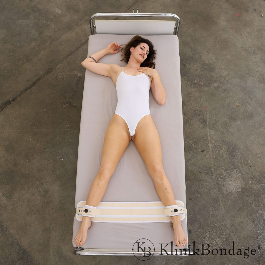 Fuß BDSM Bett Fixierung mit Verbindungsgurt Weiß, KlinikBondage