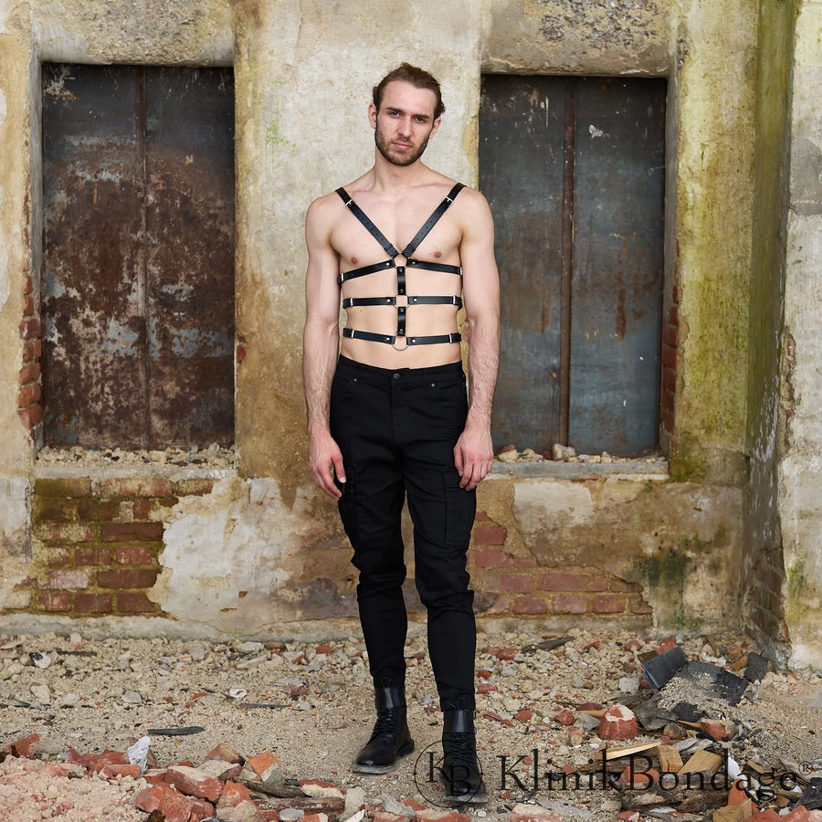 Kinky Outfit für Männer aus veganem Kunstleder – stilvolle Riemen, verstellbar und ideal für Club und Spielzimmer