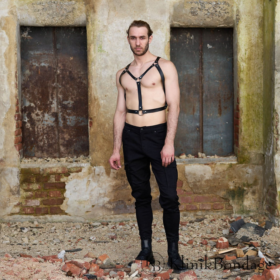 Leder Harness für Herren – aus Naturleder, verstellbar, betont maskuline Konturen und bietet sicheren Halt für ein starkes Statement