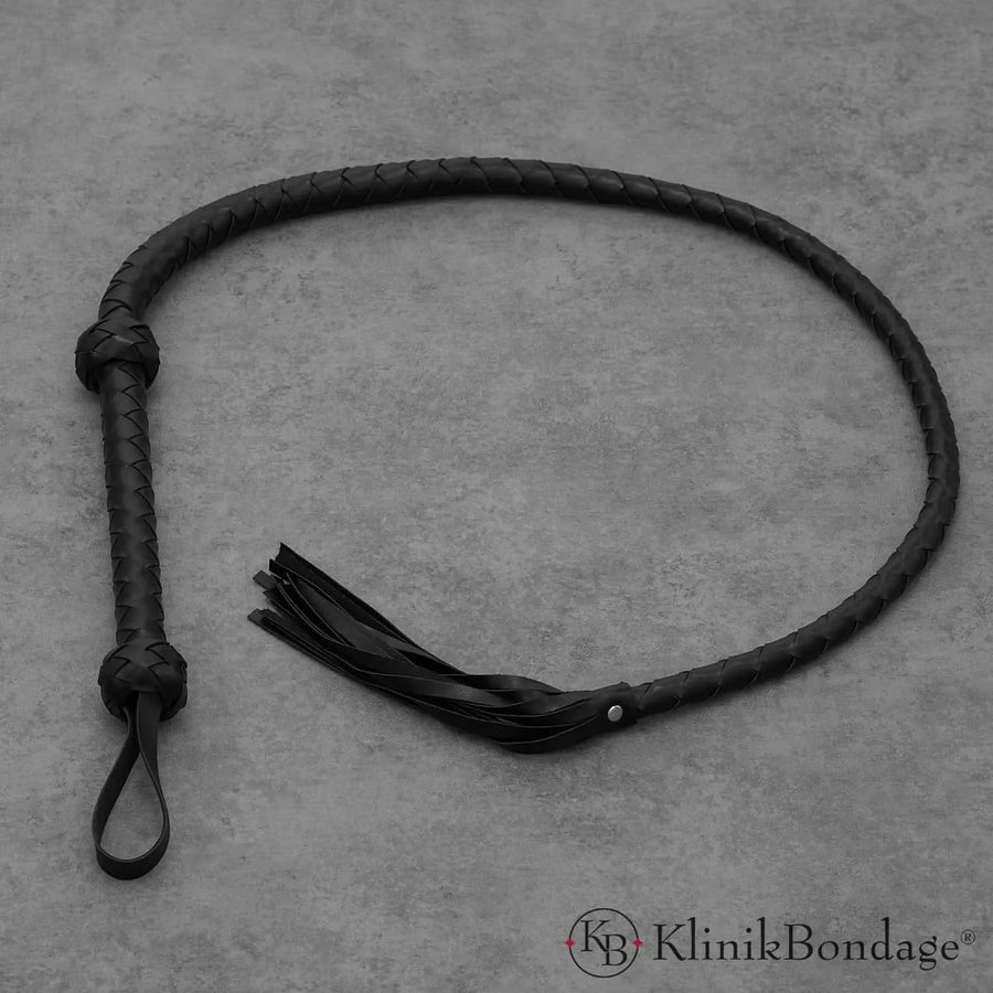 150 cm lange Leder Peitsche mit flexiblem Griff und geschmeidigen Riemen für präzise Schläge und sinnliche Kontrolle im BDSM-Spiel.