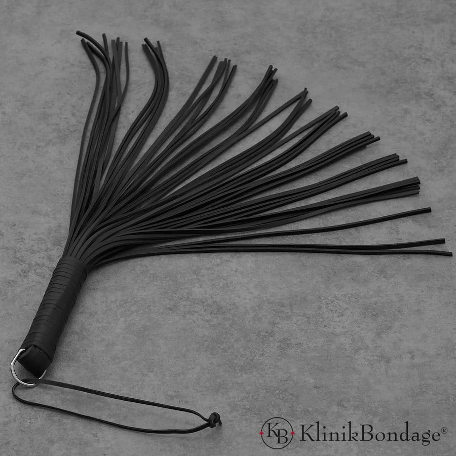 Lederflogger mit 48 Echtleder-Strängen und stabilem Griff für präzise BDSM-Spanking-Sessions