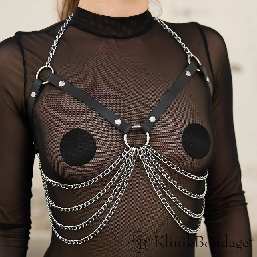 Lederharnisch mit Ketten – verstellbarer Harnisch aus Echtleder mit markanten Kettendetails für kraftvolle und elegante Looks