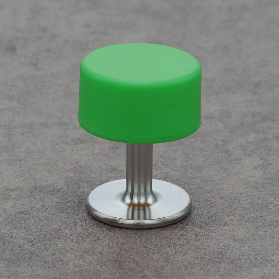 Bunte Magnetschlösser bestehend aus Sockel und Kopf, ideal für sichere und stilvolle Fesselungen im BDSM-Bereich mit magnetischer Entriegelung durch Spezialschlüssel.