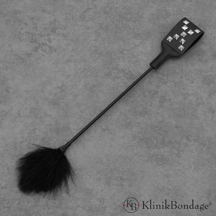 40 cm lange SM Peitsche aus schwarzem Kunststoff mit weicher Feder für sanfte bis spielerische Reize – ideal für Bondage-Einsteiger.