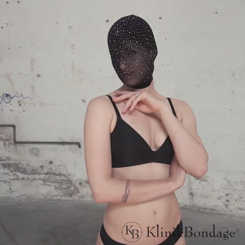 Strumpfmaske mit funkelnden Diamanten für ein geheimnisvolles, verführerisches Auftreten – ideal für Sex Positive Events und intensive Rollenspiele