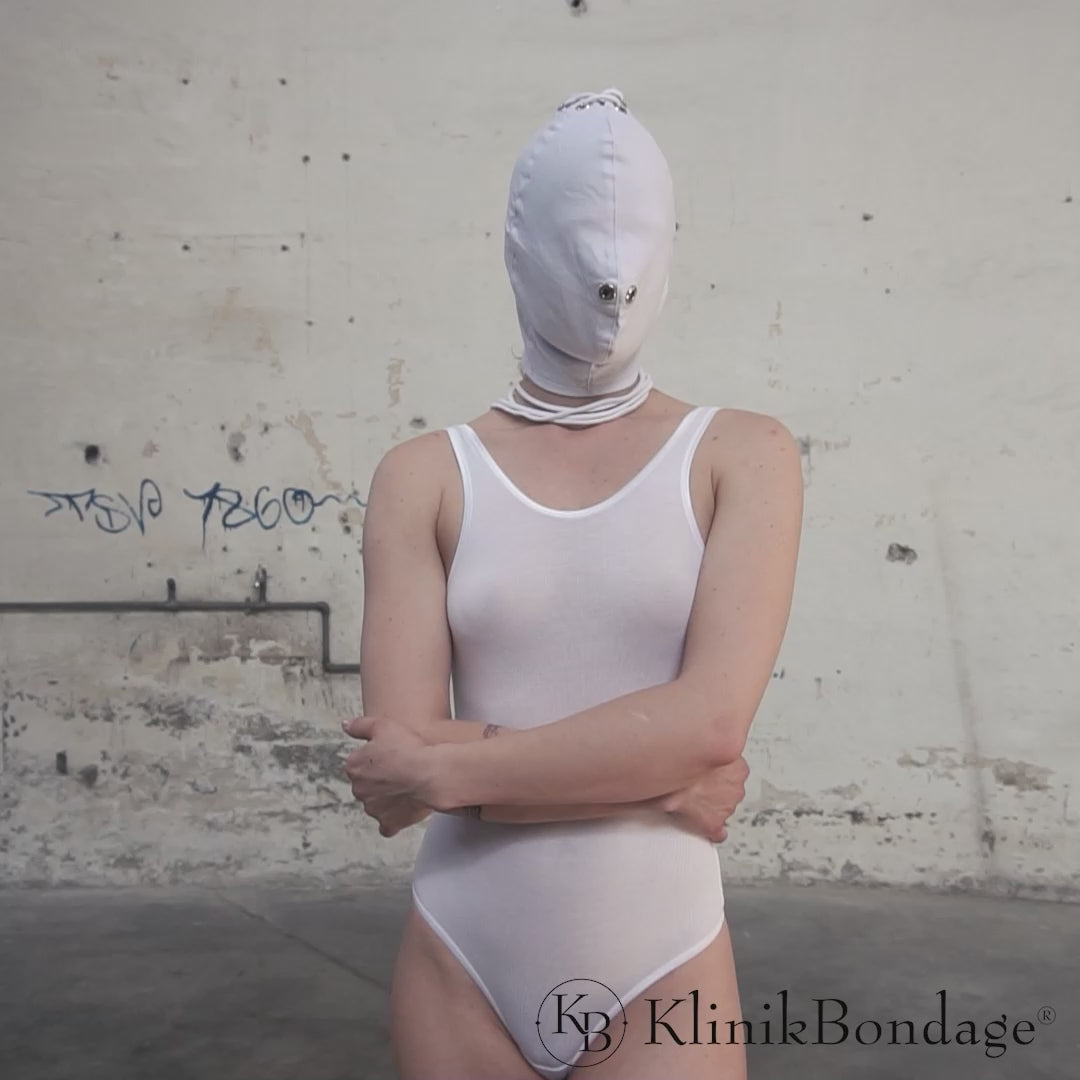 Weiße Bondage Maske ohne Mundöffnung für intensive BDSM-Erlebnisse mit völliger Dunkelheit und sensorischer Fokussierung.