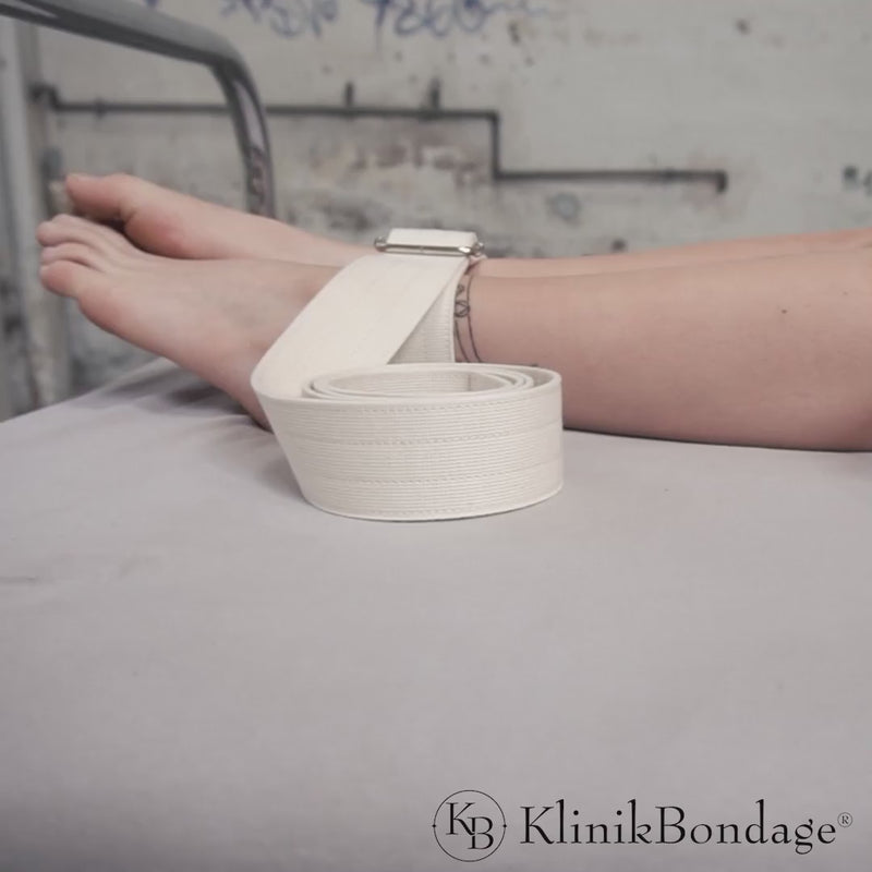 Zwangsjacke Bondage Set Klein in Weiß mit Masken und Fixiergurten für intensive BDSM-Sessions und maximale Bewegungseinschränkung.