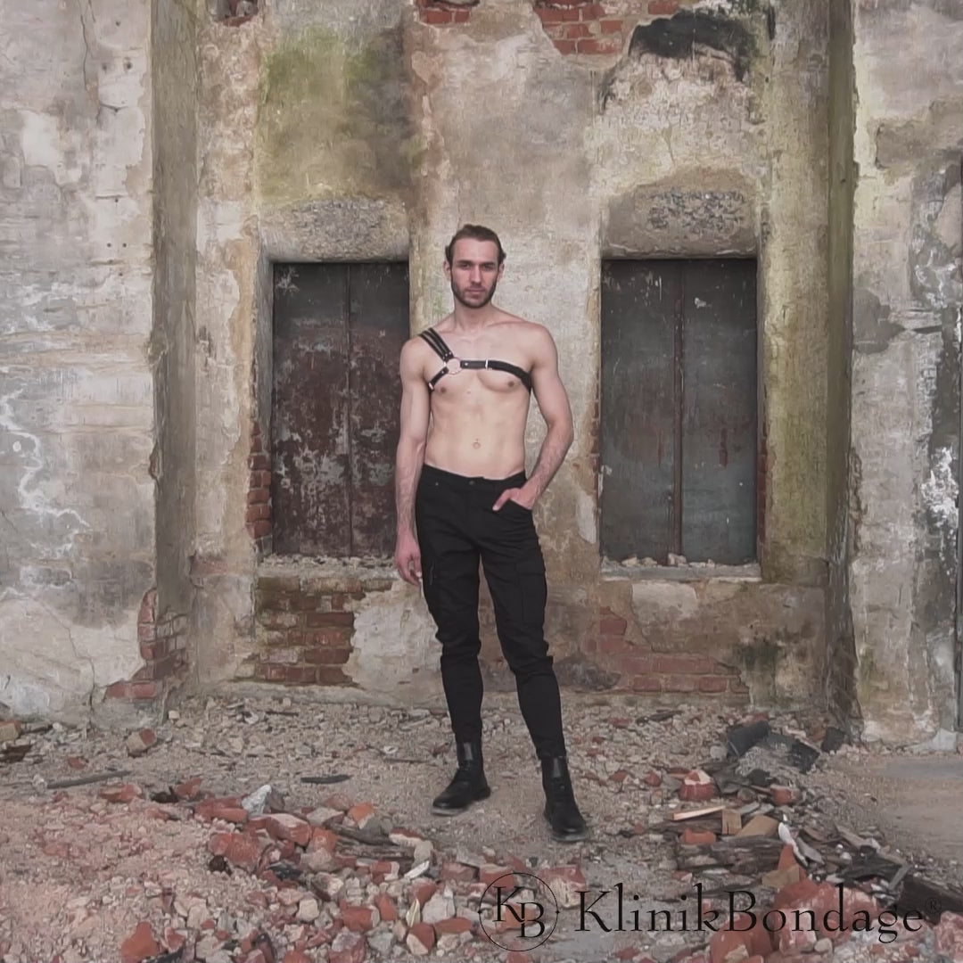Kinky Outfit für Männer aus echtem Leder – markante Riemen, verstellbar und ideal für besondere Anlässe