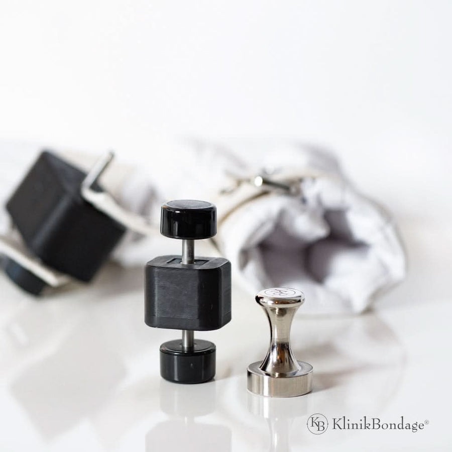 Selfbondage Set mit Frostlock Schloss, Magnet-Fesseln und Schlüssel für zeitverzögerte Fesselspiele und maximale Kontrolle beim Alleinspiel.