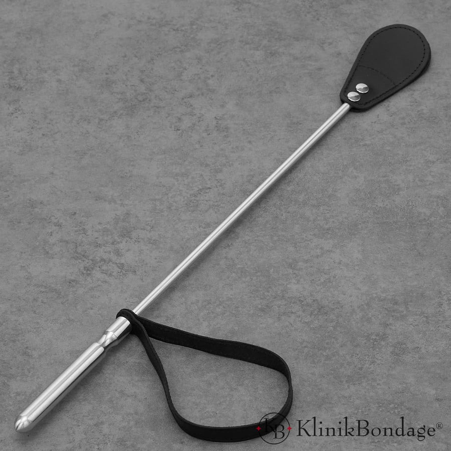 60 cm lange SM Gerte mit flexiblem Kopf und edlem Aluminiumgriff für gezielte Schläge und stilvolle Dominanz im BDSM-Spiel.