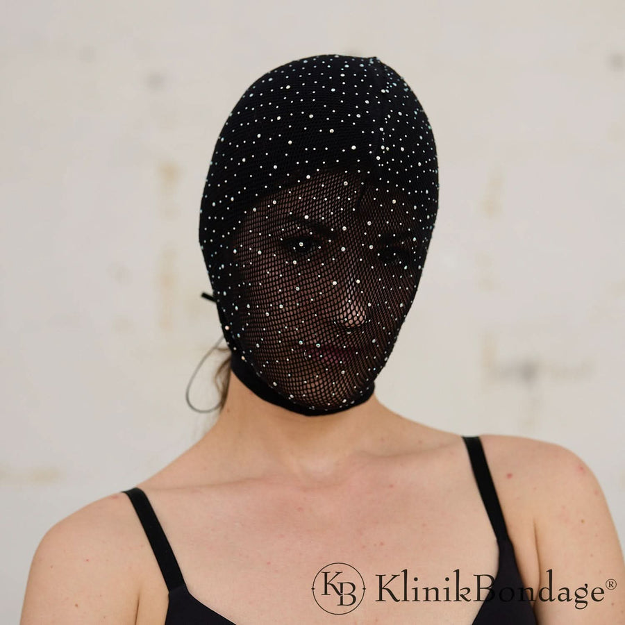 Strumpfmaske mit funkelnden Diamanten für ein geheimnisvolles, verführerisches Auftreten – ideal für Sex Positive Events und intensive Rollenspiele
