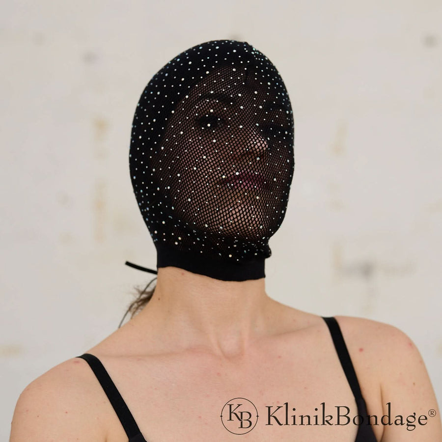 Strumpfmaske mit funkelnden Diamanten für ein geheimnisvolles, verführerisches Auftreten – ideal für Sex Positive Events und intensive Rollenspiele