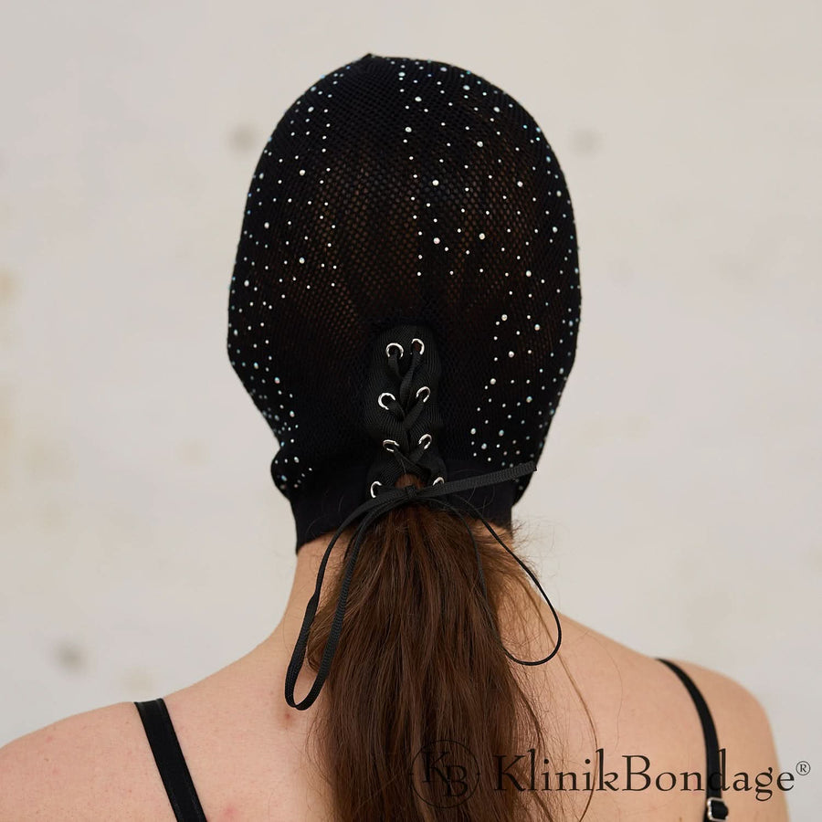 Strumpfmaske mit funkelnden Diamanten für ein geheimnisvolles, verführerisches Auftreten – ideal für Sex Positive Events und intensive Rollenspiele