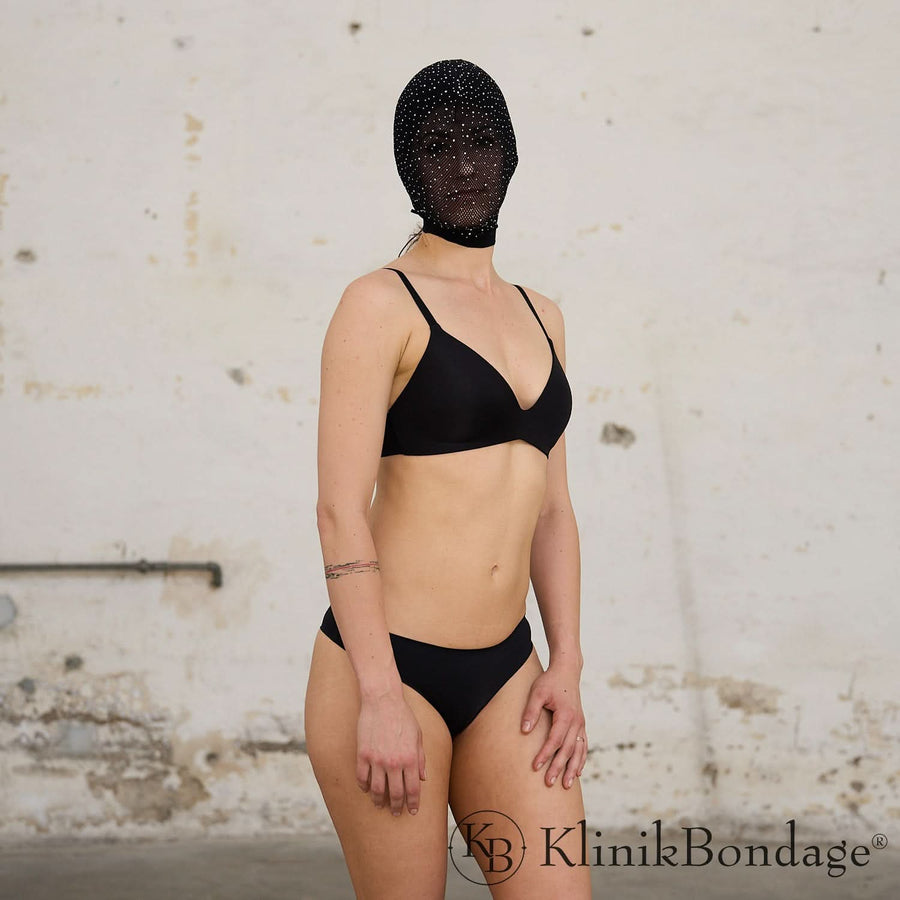 Strumpfmaske mit funkelnden Diamanten für ein geheimnisvolles, verführerisches Auftreten – ideal für Sex Positive Events und intensive Rollenspiele