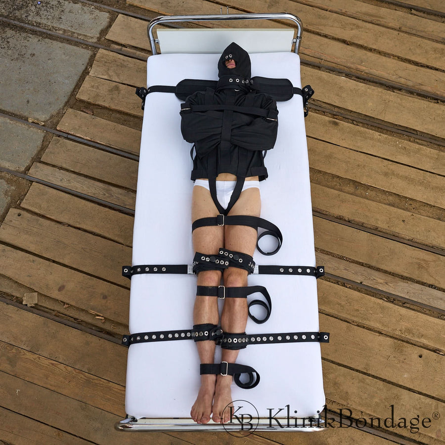 Schwarzes Zwangsjacke BDSM Set mit Fixiergurt, Masken und Fesseln für intensive Fesselspiele, maximale Einschränkung und dominantes Bondage-Rollenspiel.