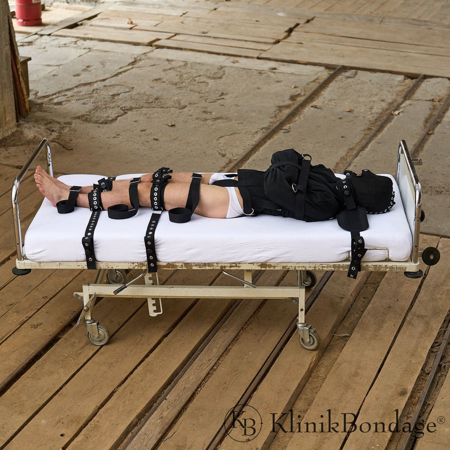 Schwarzes Zwangsjacke BDSM Set mit Fixiergurt, Masken und Fesseln für intensive Fesselspiele, maximale Einschränkung und dominantes Bondage-Rollenspiel.