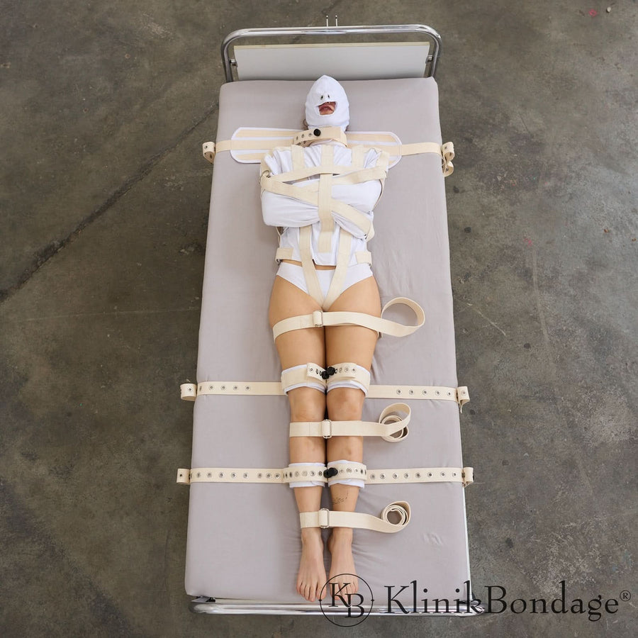 Weißes Zwangsjacke BDSM Set mit Fixiergurt, Masken und Fesseln für intensive Fesselspiele und maximale Bewegungseinschränkung im Bondage.