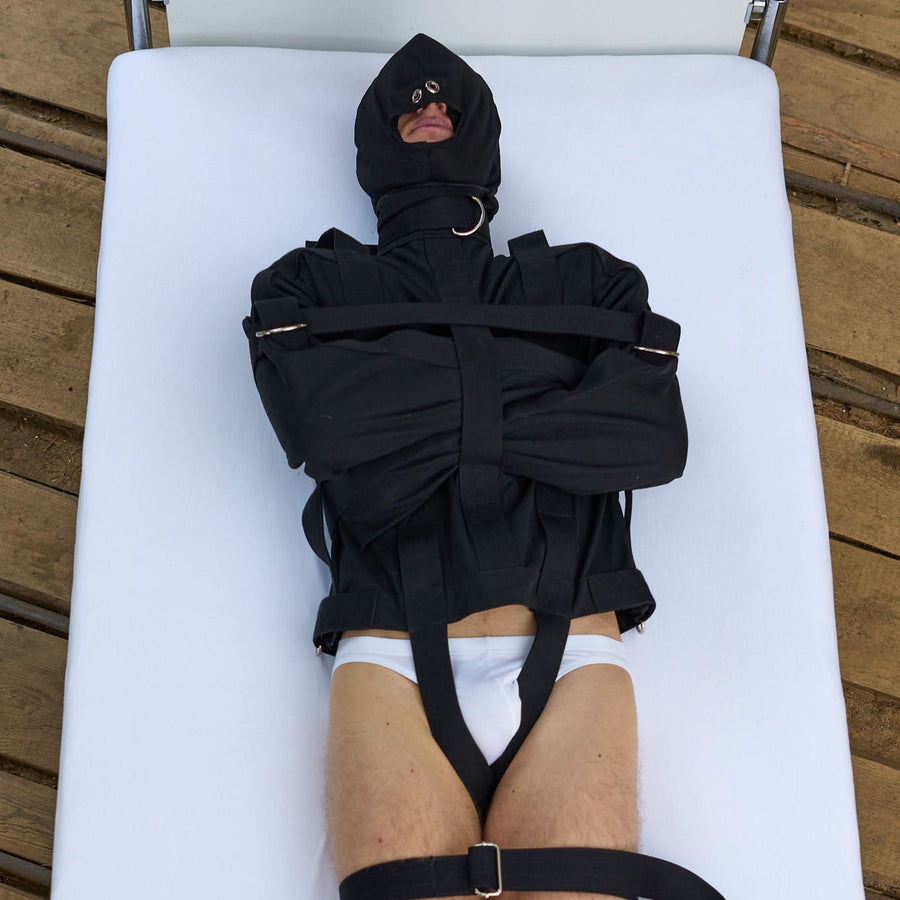 Zwangsjacke Bondage Set in Schwarz mit Masken und Fixiergurten für intensive BDSM-Sessions und maximale Bewegungseinschränkung.