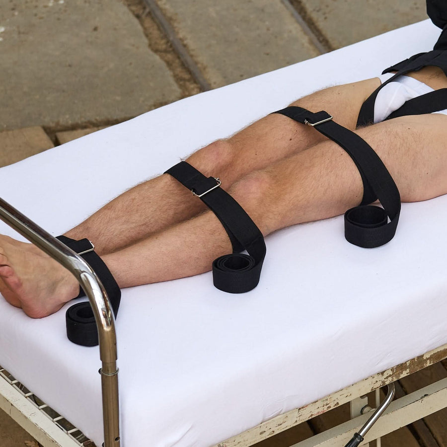 Zwangsjacke Bondage Set in Schwarz mit Masken und Fixiergurten für intensive BDSM-Sessions und maximale Bewegungseinschränkung.