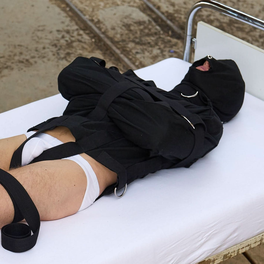 Zwangsjacke Bondage Set in Schwarz mit Masken und Fixiergurten für intensive BDSM-Sessions und maximale Bewegungseinschränkung.