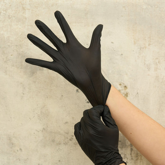 Schwarze Einmalhandschuhe im 10er Pack – leicht anzuziehen und ideal für sicheres Spiel